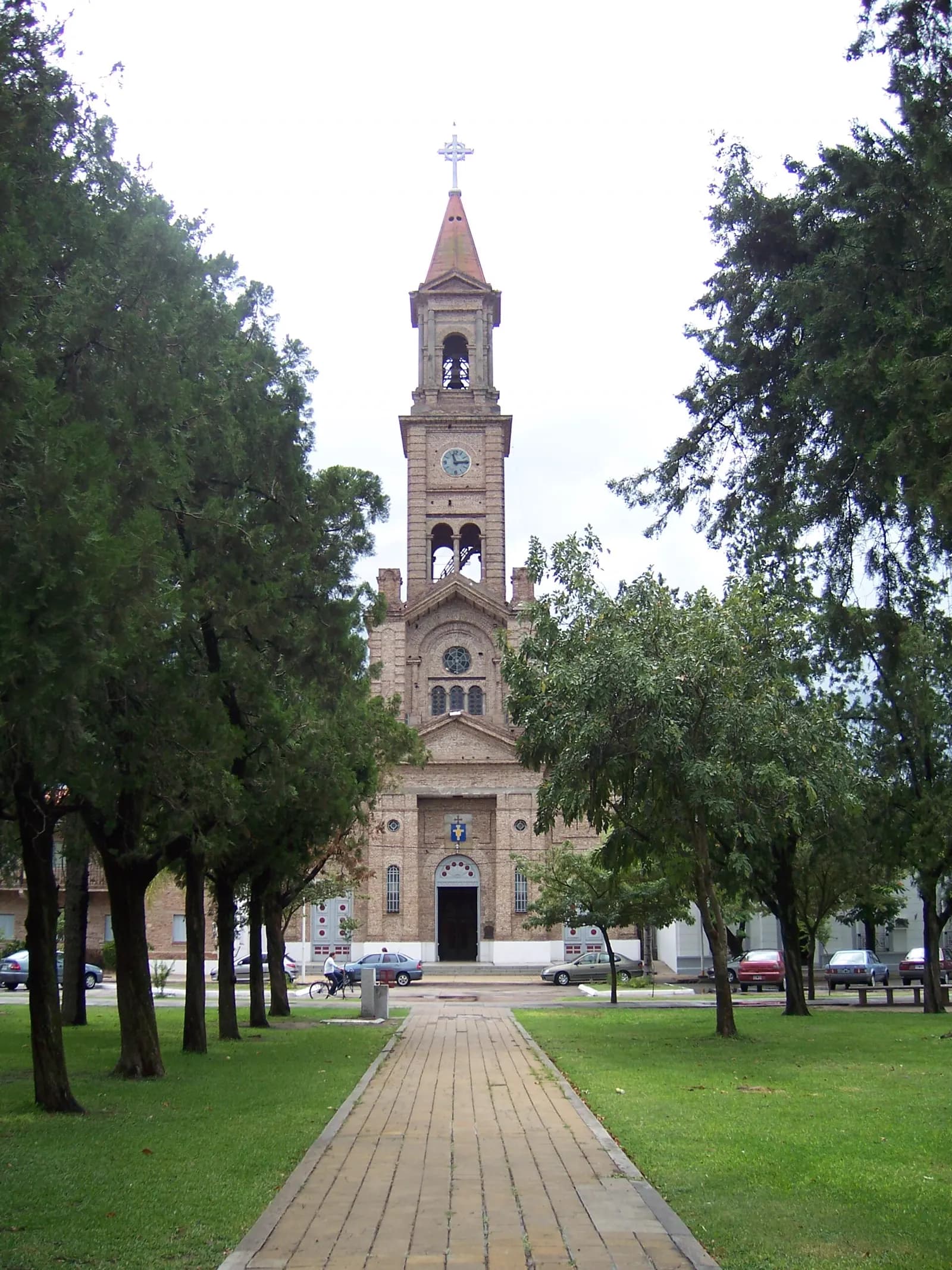 La catedral de Reconquista al final de un camino de árboles