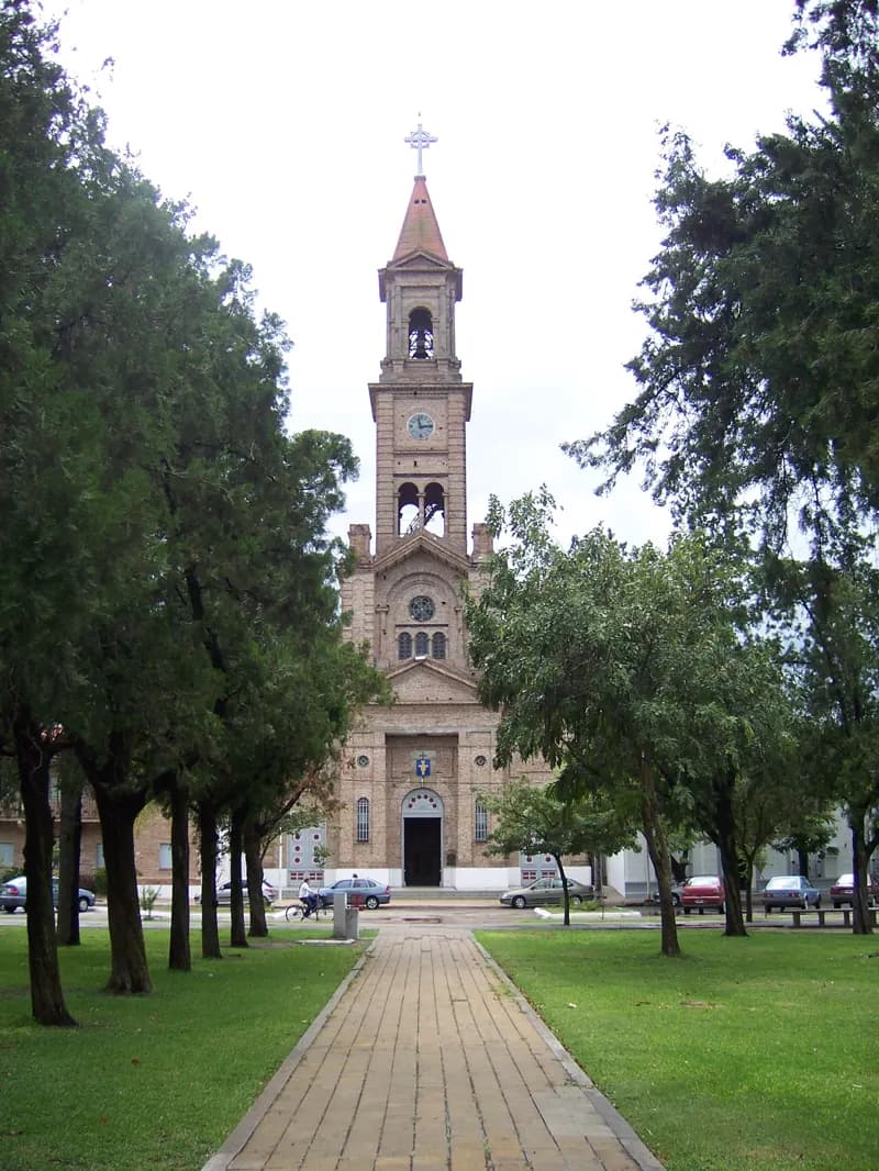 La catedral de Reconquista al final de un camino de árboles